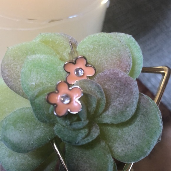 #18 Set of 7 Fun Bright Toned Earrings - Picture 13 of 14